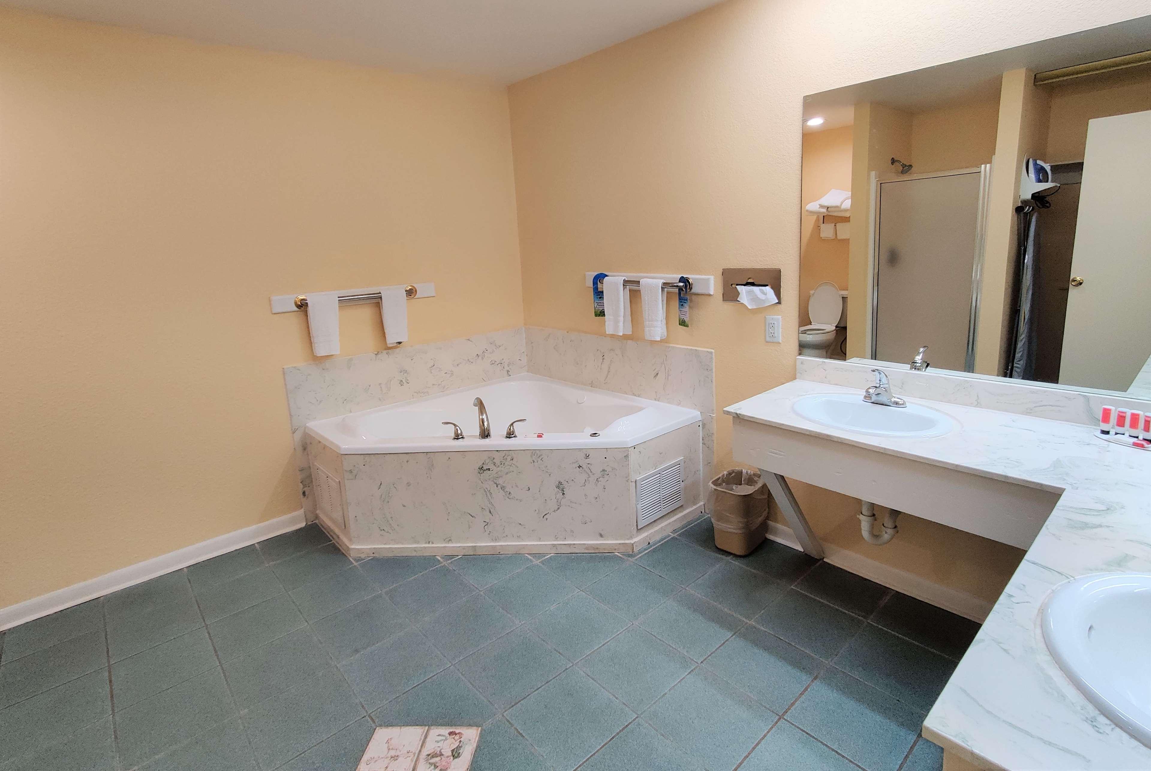 Days Inn By Wyndham Suites Fredericksburg Kültér fotó