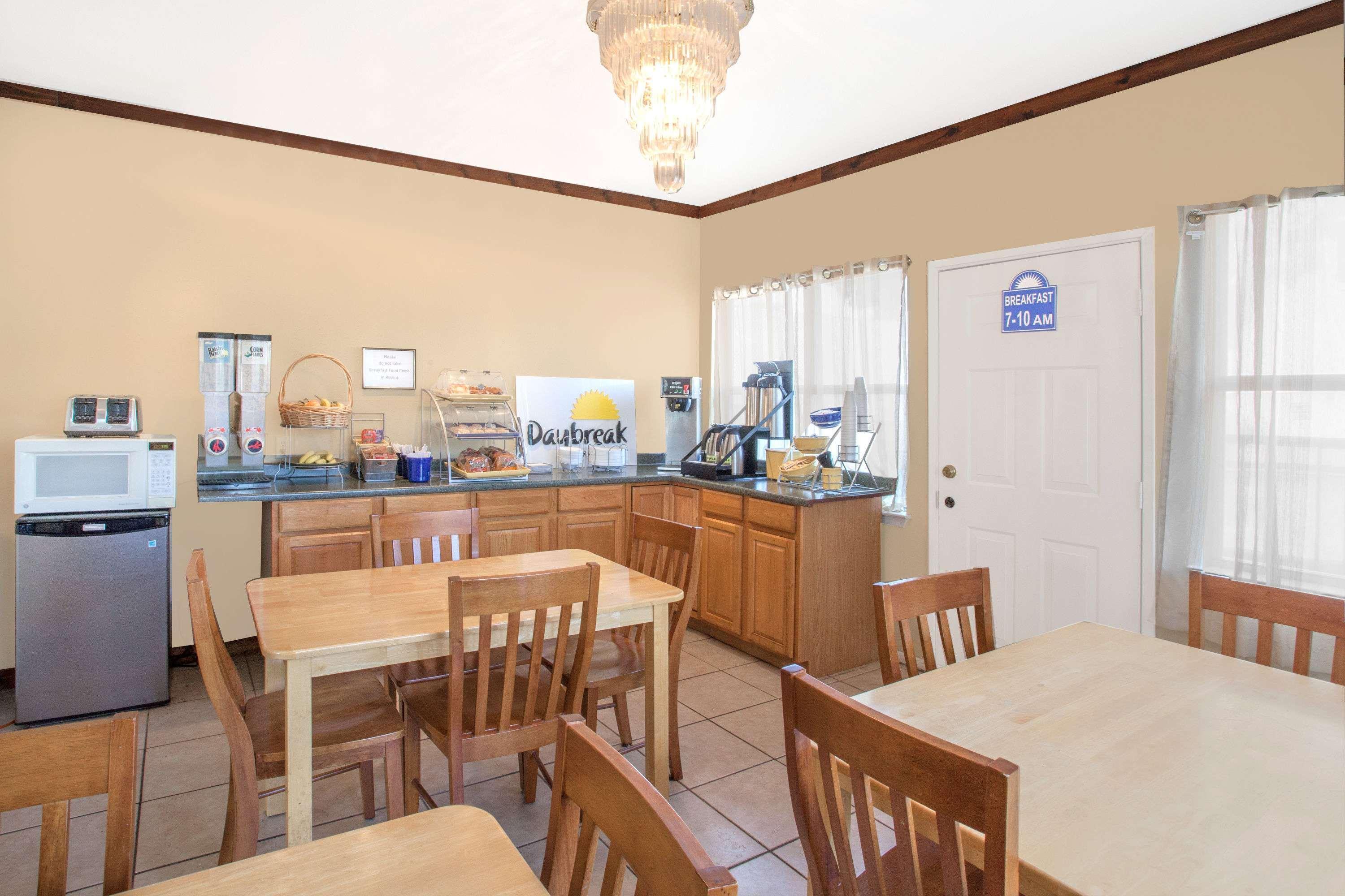 Days Inn By Wyndham Suites Fredericksburg Kültér fotó